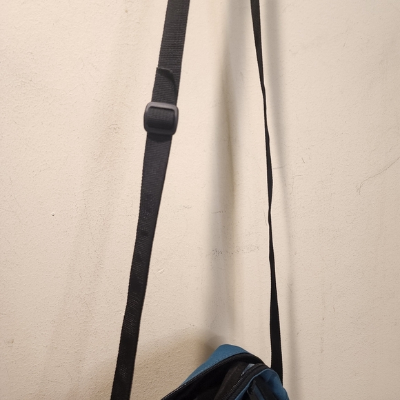 Eddie Bauer Compact Blue Crossbody Bag with Black Strap - Picture 6 of 16